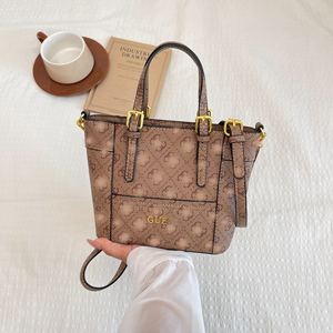 <span class=keywords><strong>Sac</strong></span> bandoulière classique minimaliste avec monogramme, <span class=keywords><strong>sac</strong></span> fourre-tout pour femme avec imprimé lettres Guesses - Product Image 4