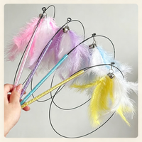 Jouet pour chat multi-styles avec plumes colorées et clochette, bâton de chatonnière résistant aux morsures, jouet d'intérieur pour le divertissement des chats, vente en gros