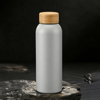 Bouteille d'eau isotherme classique en acier inoxydable au design spécial, avec manchon en liège, capuchon en néoprène et bouchon en bois, maintien thermique de 12 à 24 heures