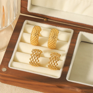 ต่างหูชุบทองรูปตัว C พร้อมลายเพชรสำหรับผู้หญิงสวมใส่ทุกวันการออกแบบทางเรขาคณิตเครื่องประดับสแตนเลส TE6503 - Product Image 2