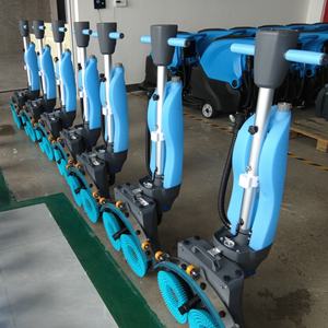 Automatischer elektrischer Scheuersaugautomat für gewerbliche und industrielle Flächen, ideal für Lagerhallen und Fitnessstudios. - Product Image 2