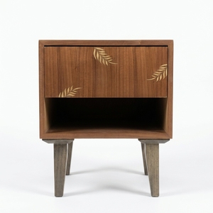 Mesita de noche de madera maciza con cajón con incrustaciones de hojas y compartimento abierto - Product Image 1