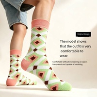 Chaussettes unisexes fantaisie et colorées à motifs diamants amusants, style folklorique, pour la vente en gros