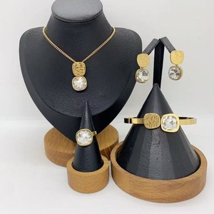 Ensemble de bijoux collier en acier inoxydable 316L plaqué or 18 carats de qualité supérieure, design tendance, style européen et américain, pour femmes, idéal pour le bureau ou la carrière. - Product Image 4