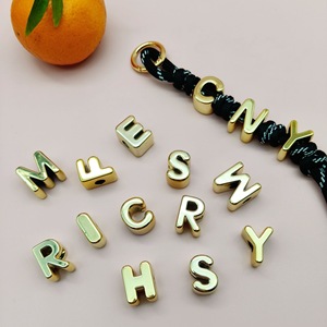 Cuentas de letras chapadas en oro, cuentas deslizantes de alfabeto con agujero grande para correas de bolsos <span class=keywords><strong>y</strong></span> pulseras - Product Image 1