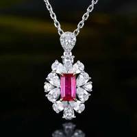 Pendentif en or massif 18 carats avec rubis naturel non chauffé du Mozambique, serti sur le côté avec 10 diamants, idéal pour les banquets et la collection.