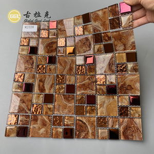 Mosaïque de verre mélangée ambre et or pour la décoration de bars et crédences de cuisine de luxe - Product Image 2