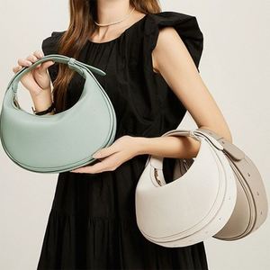 Sac bandoulière tendance pour femme élégant et brodé en polyuréthane - Product Image 2