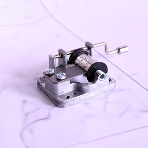 Mécanisme <span class=keywords><strong>de</strong></span> boîte à musique à manivelle en gros, mouvement musical argenté avec des milliers <span class=keywords><strong>de</strong></span> chansons - Product Image 1