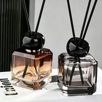 Bouteille vide carrée en verre transparent de 150 ml pour diffuseur à bâtonnets, avec col vissé et décoration estampée à chaud, pour parfum d'ambiance et usage décoratif.