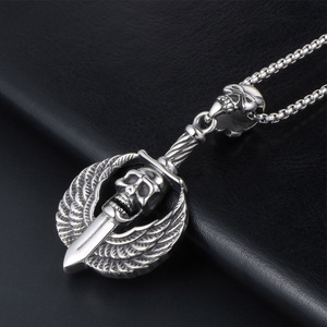 Collar con colgante de calavera con alas de plumas, estilo punk de acero inoxidable para fiesta SP510 - Product Image 3