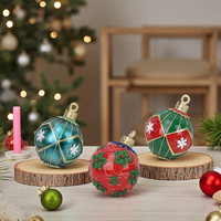 Figurine de boule de Noël en résine de luxe Redeco Rouge avec feuilles de houx Accents dorés Décoration festive pour la maison