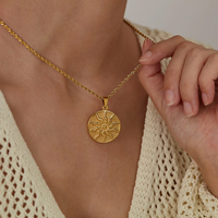 H&C Vintage Collier ras-du-cou tendance en acier inoxydable plaqué or PVD 18K avec pendentif pièce de monnaie en relief soleil et chaîne torsadée