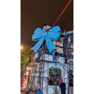 Sculpture géante personnalisée en fibre de verre bleue en forme d'arc pour façade de magasin et présentation commerciale - Product Image 2