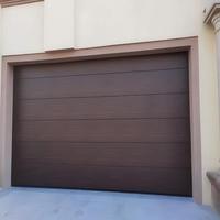 Porte de garage verticale pliante isolée sur mesure en acier galvanisé, pour usage résidentiel et showroom, modèle Crown