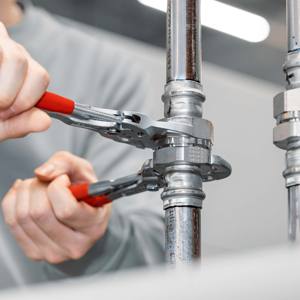 Pince à bec croisé Knipex réglable en acier au chrome-vanadium de qualité industrielle avec mâchoires dentelées - Product Image 1