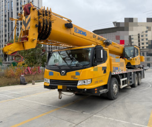 Grue sur camion XCM-G 25 tonnes modèle QY25K5C-1 2021, flèche de 43 m, moteur et pompe, parcours de 16 000 km - Product Image 1