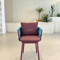 Chaise de jardin en métal avec accoudoirs en corde tressée et coussins pour terrasse extérieure