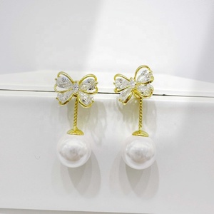 Pendientes largos de plata de ley 925 con diseño único de lazo, chapados en oro, delicados, con perlas y mariposas, para fiesta, venta al por mayor. - Product Image 3