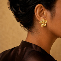 1 Pasang Anting Jepit Bunga Lima Kelopak Ukuran Besar untuk Wanita, Warna Emas Bertekstur, Tanpa Tindik, Perhiasan Fashion Statement