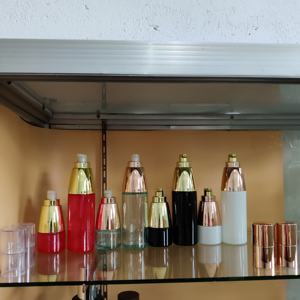 Unico A Forma di 30ml 100ml <span class=keywords><strong>Nero</strong></span> <span class=keywords><strong>Bianco</strong></span> Rosso Verde Bottiglia di Vetro per il Siero Olio Essenziale Lozione Per Il <span class=keywords><strong>Liquore</strong></span> con Oro rosa Pompa - Product Image 4