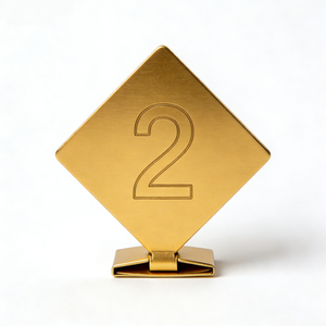 Panneau de numérotation de table gravé sur mesure couleur laiton - Panneau de réservation durable pour hôtels et restaurants occidentaux - Product Image 2