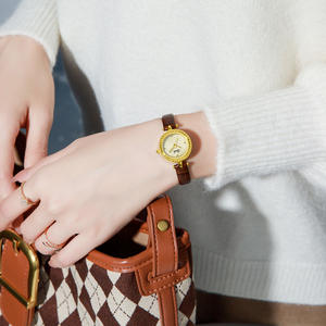 Reloj de Cuarzo para Mujer con Diseño Radiante Redondo, Pequeño, Elegante, Estilo de Cuero, Personalizado de Fábrica - Product Image 6