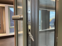 El proyecto de mayor gama en China: Ventana de madera maciza con triple acristalamiento templado de impacto, compuesto de madera y aluminio, para villas de lujo.
