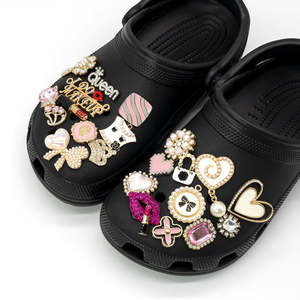 Vente en gros Accessoires lettres en PVC pour bricolage de créateur pour femmes Décoration de luxe personnalisée Sabots Chaussures Charme - Product Image 2