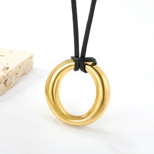Collier pendentif rond ajouré tendance en acier inoxydable plaqué or 18 carats avec chaîne en corde noire en forme de O pour femme - Product Image 4