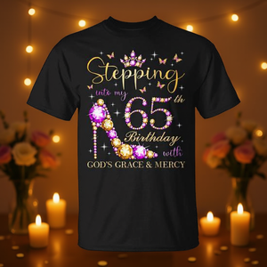 Camiseta promocional personalizable: Entrando en mi 65.º cumpleaños con la gracia y la misericordia de Dios - Product Image 3