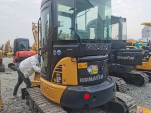 Mini-excavatrice compacte Komatsu PC35MR 3T d'occasion |   Mini-pelle légère de fabrication japonaise pour travaux utilitaires - Product Image 1