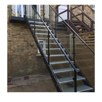 Escalier extérieur droit en métal pour usage professionnel avec garde-corps en verre et poteaux