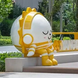 Estatua de Mono Naranja con Ramo de Flores, Decoración Urbana, Fibra de Vidrio de Grado Comercial, Hecha a Mano, Ecológica, Resistente a los Rayos UV - Product Image 4