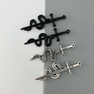 Kalung liontin pedang ular logam campuran perak antik Retro, gantungan kunci ukir DIY Gotik kalung pesona ular melingkar silang - Product Image 3