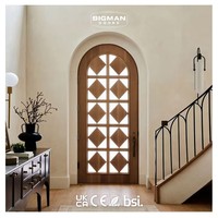 Porte d'entrée arquée en bois massif sculpté avec insert en verre, style campagnard australien