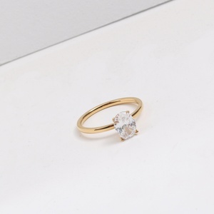 Anillo de Boda de Acero Inoxidable Impermeable con Circonita Cúbica Ovalada Transparente y Chapado en Oro para Mujer - Product Image 1