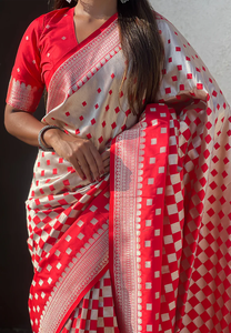 Tournez les têtes en rouge Banarasi Soft Silk Saree avec un art tissé Zari 3D saisissant parfait pour les grandes célébrations - Product Image 3