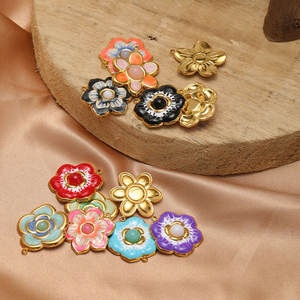 Pendentifs et breloques personnalisés en acier inoxydable 316L plaqué or 14K 18K PVD pour la création de bijoux, breloques fleurs pour bracelets. - Product Image 2