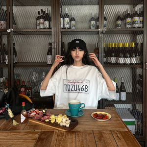เสื้อยืดแขนสั้นผู้ชายสีเทาพิมพ์ลายป้ายทะเบียน ZHILIAN เสื้อยืดคอกลมลำลอง - Product Image 2
