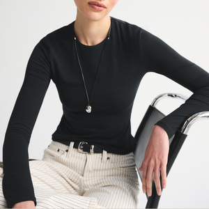 Camiseta de Manga Larga para Mujer, Cuello Redondo, Color Negro Sólido, Corte Ajustado, Tela de Algodón Grueso, a la Moda - Product Image 2