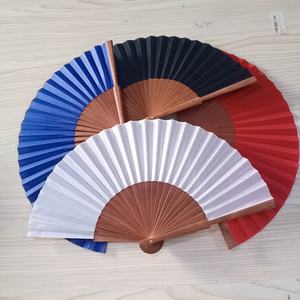 Ventilador de mano de madera y hierro con logotipo personalizado, regalo de negocios portátil de estilo artístico popular, bambú tallado para bodas y raves - Product Image 3