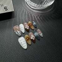 Vente en gros : Nouveaux Ongles Artificiels en Gel Press-On Faits Main, Design Personnalisé, Couverture Complète, Finition Givrée, Motif Fleur Perlée, avec Colle