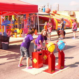 Stand de fête foraine extérieur personnalisé, jeu d'arcade gonflable interactif multijoueur de combat avec ballons à gonfler - Product Image 4