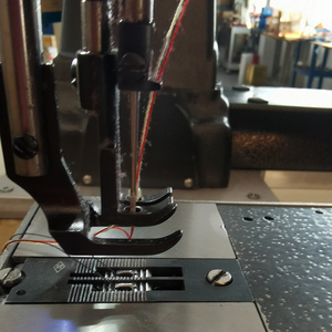 Machine à coudre industrielle OREN à pied mobile, moteur haute vitesse, double aiguille, point noué, plateforme plate, pour vêtements RN-QB2ZD2 - Product Image 3