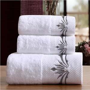 Toalla de baño de algodón peinado blanca personalizada al por mayor duradera y lavable <span class=keywords><strong>para</strong></span> hostelería patrón novedoso <span class=keywords><strong>para</strong></span> hoteles - Product Image 6