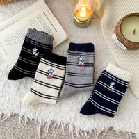 Nouvelles chaussettes épaisses à rayures brodées pour femmes, automne et hiver, chaussettes polyvalentes pour l'apprentissage, vente en gros de chaussettes pour femmes pour l'hiver