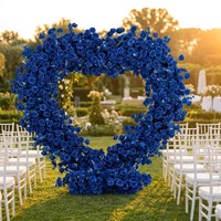 Arche de mariage sophistiquée en soie bleu roi avec roses, toile de fond florale en forme de cœur pour la décoration de lieux de cérémonie et de fêtes sur le thème de la mi-nuit
