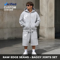 Survêtement gris personnalisé de haute qualité pour homme, avec sweat à capuche à poches cargo et pantalon capri en molleton épais à bords bruts, pour un style décontracté