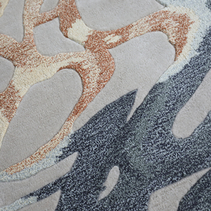 Tapis de soie rayonne exquis-Forme irrégulière avec des motifs organiques abstraits en gris et or, idéal pour les intérieurs avant-gardistes - Product Image 5